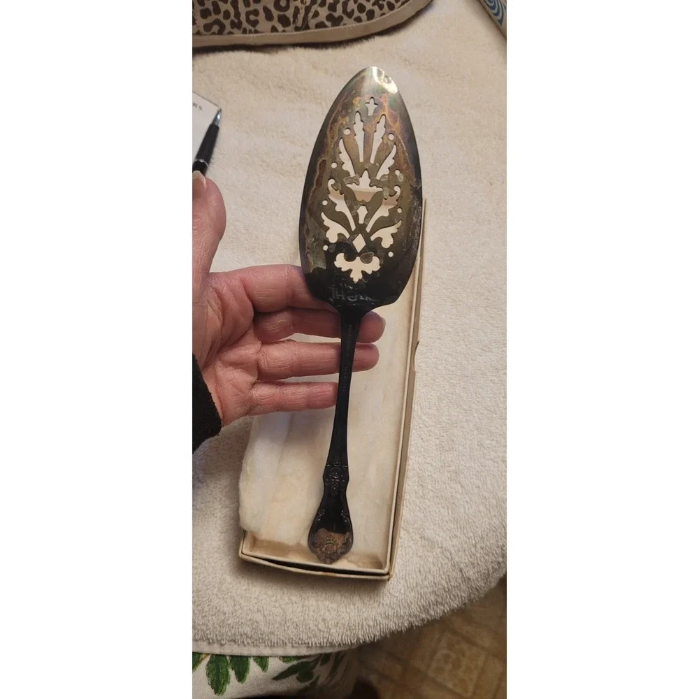 1-  Oneida Vanessa Francesca Pie Server Wm A Rogers Silverplate Flatware